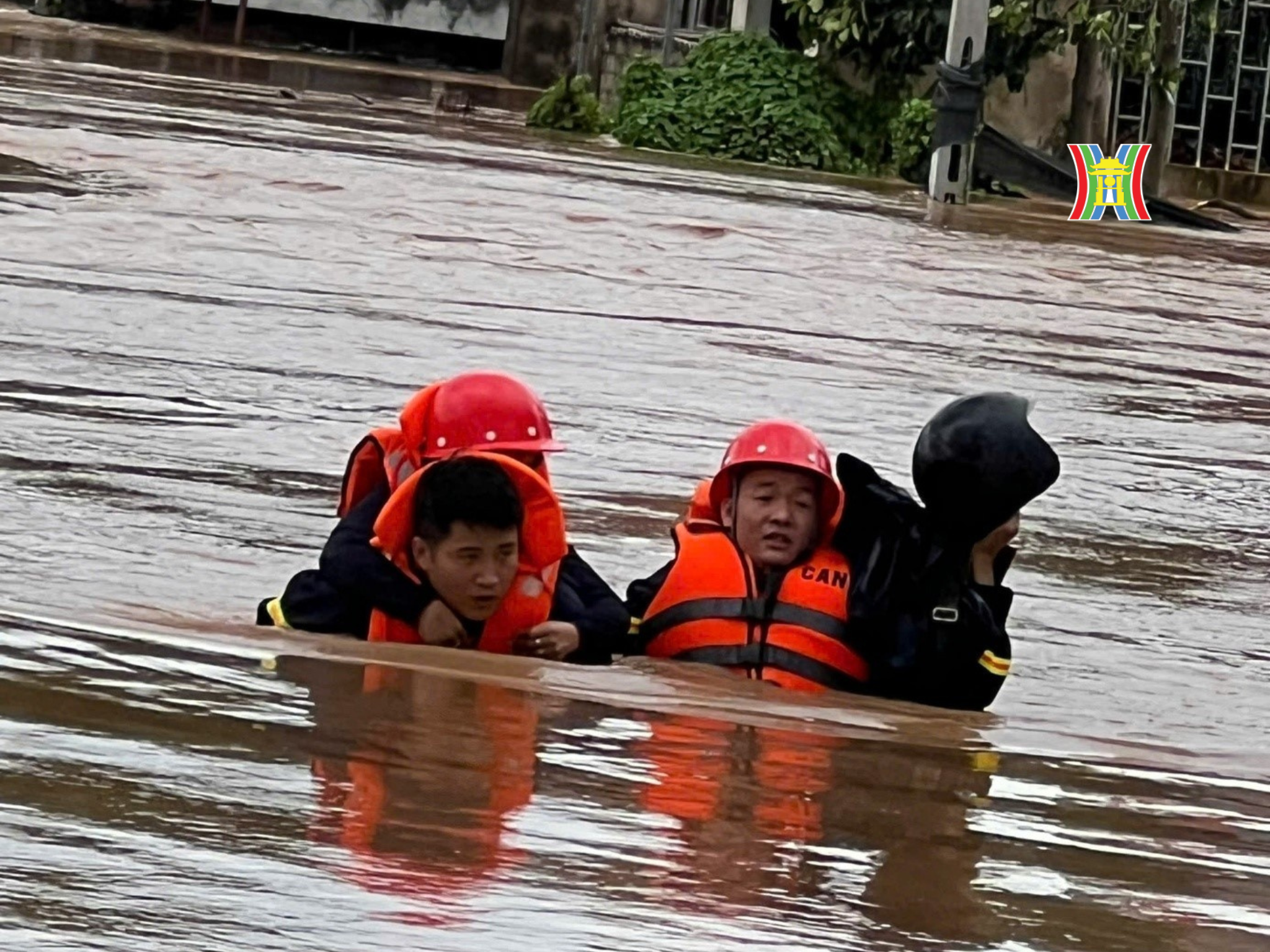 Đồng chí Đại uý Trần Văn Tuấn cùng Thượng uý Hoàng Văn Trung kịp thời đưa người dân chạy lũ